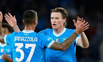 麦克托米奈谈进球：灯光太刺眼啥都没看见，只有打门一个念头