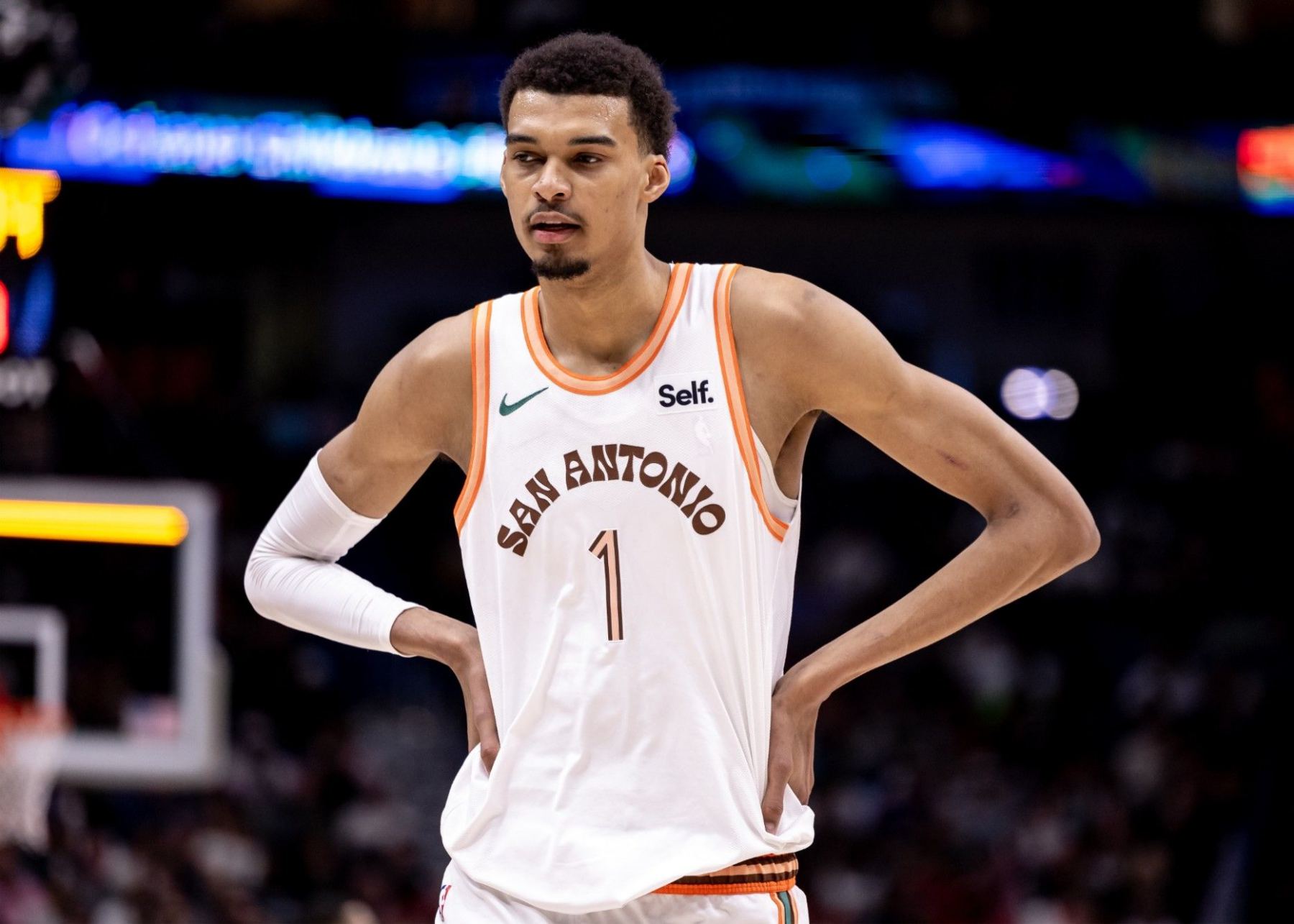 在场多次遭针对！文班亚马半场8中3得到7分4抢篮板3违例